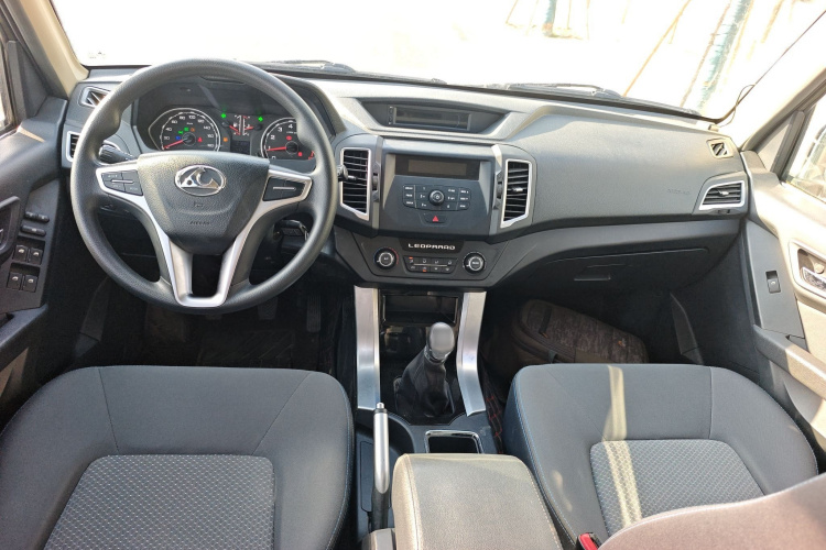 猎豹汽车 猎豹Q6 2015款 2.4L 手动两驱精英型中控内饰12