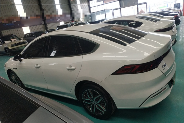 比亚迪 秦PLUS 2024款 荣耀版 EV 420KM领先型车身外观4