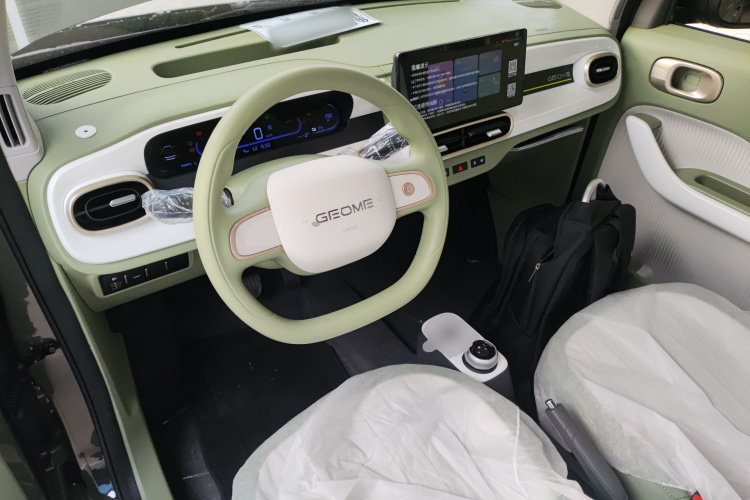 吉利银河 2025款 210km 熊猫骑士中控内饰12