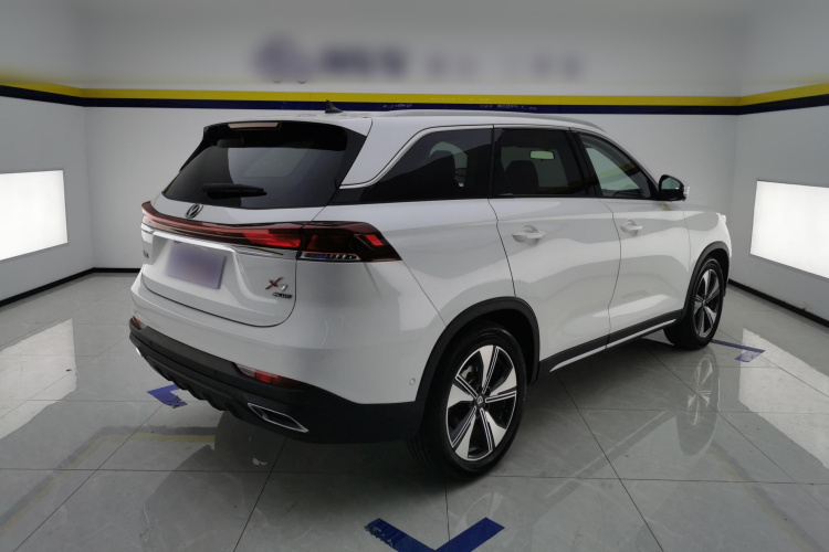 长安X7 PLUS 2024款 1.5T 自动尊耀型 7座车身外观7