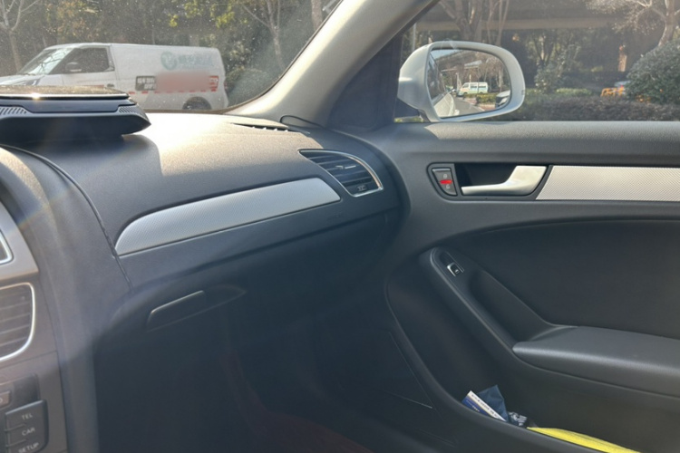奥迪A4L 2013款 35 TFSI 自动标准型中控内饰7001