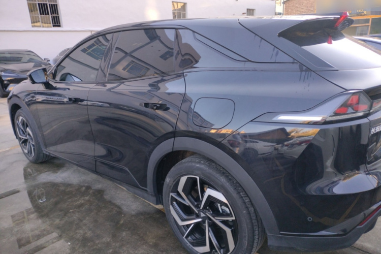 深蓝汽车 深蓝S07 2025款 215Max 深蓝智驾AD PRO增程版车身外观4