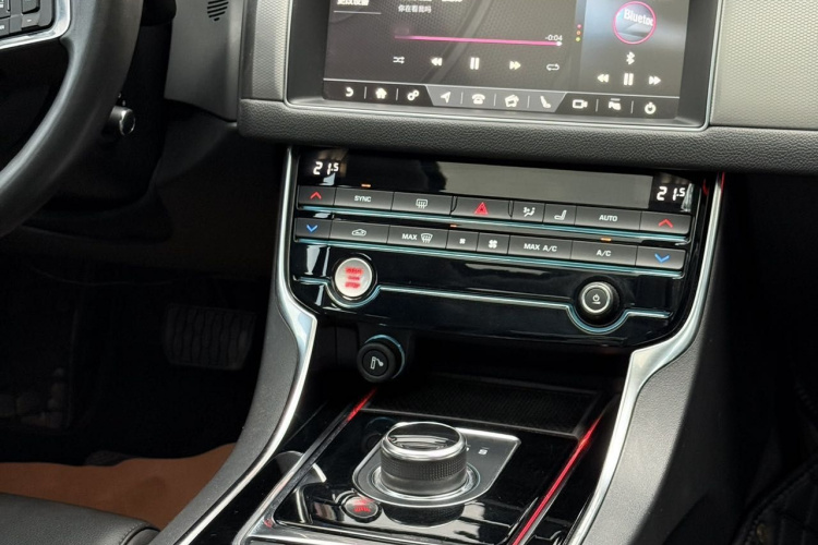 捷豹XFL 2020款 XFL 2.0T P200 两驱精英版中控内饰7007