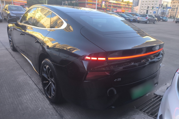 小鹏P7 2022款 480E车身外观4