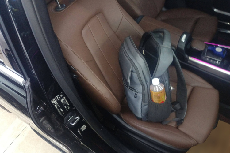 奔驰GLB 2024款 GLB 220 时尚型局部细节41