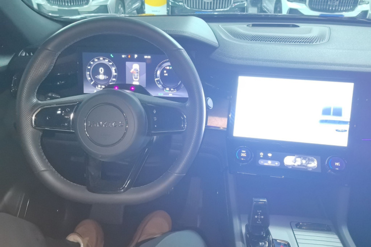 领克09 EM-P 2021款 2.0T PHEV Halo 六座中控内饰12