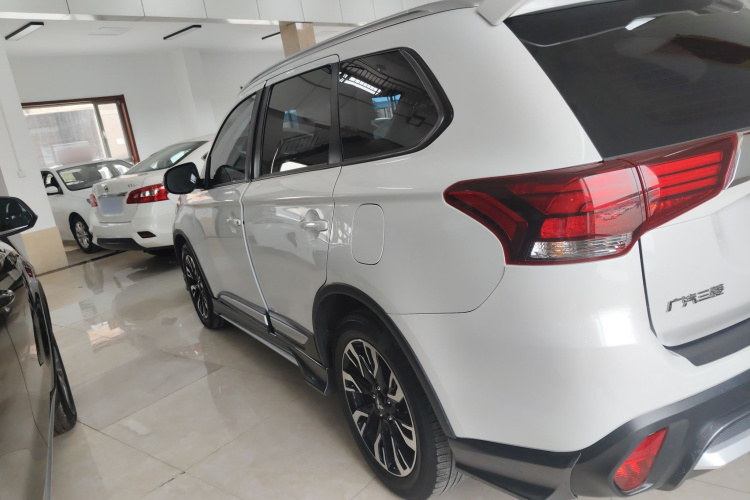 三菱 欧蓝德 2020款 2.0L 两驱畅享版 5座车身外观4