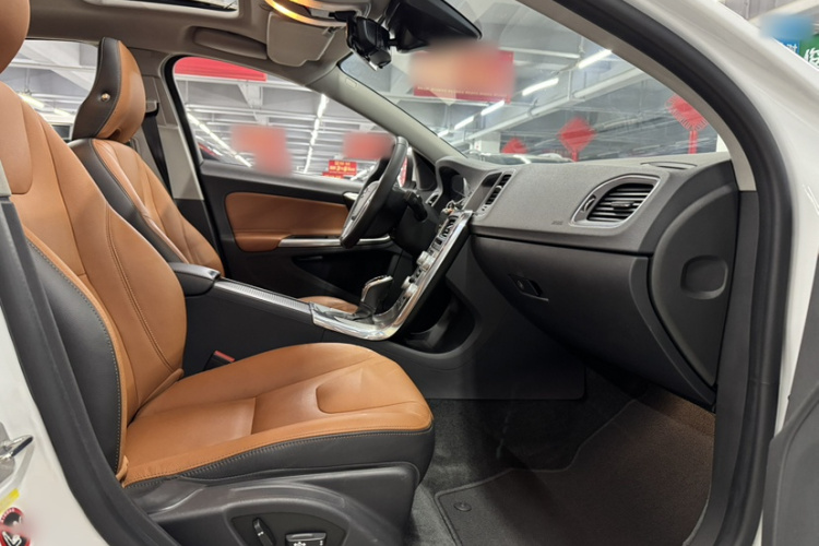 沃尔沃S60 2019款 S60L 改款 T5 智进进阶版中控内饰7007