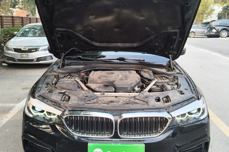 宝马5系 2018款 525Li M运动套装机舱底盘24