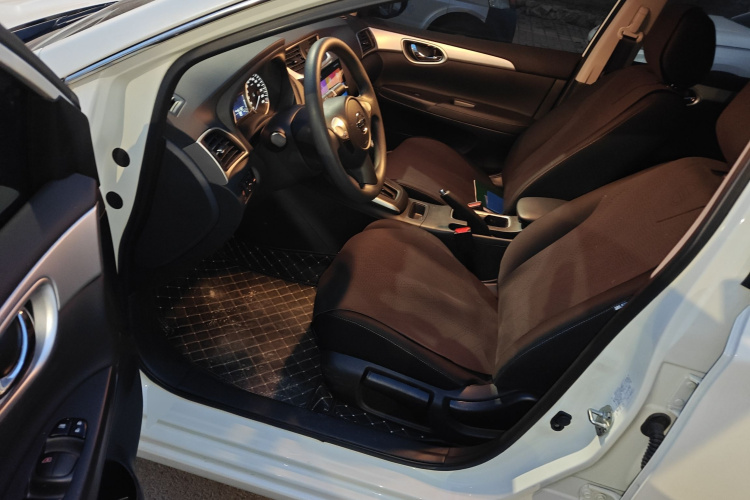 日产 轩逸 2024款 改款三 经典 1.6XE CVT舒适版中控内饰20