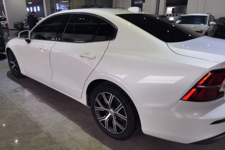 沃尔沃S60 2023款 B4 智逸豪华版车身外观4