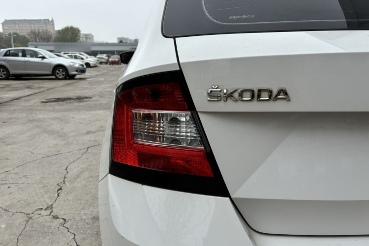 斯柯达 晶锐 2017款 1.4L 手动车享版车身外观6009