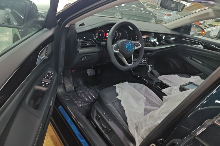 大众 帕萨特 2025款 出众款 380TSI 星空龙腾版中控内饰7003