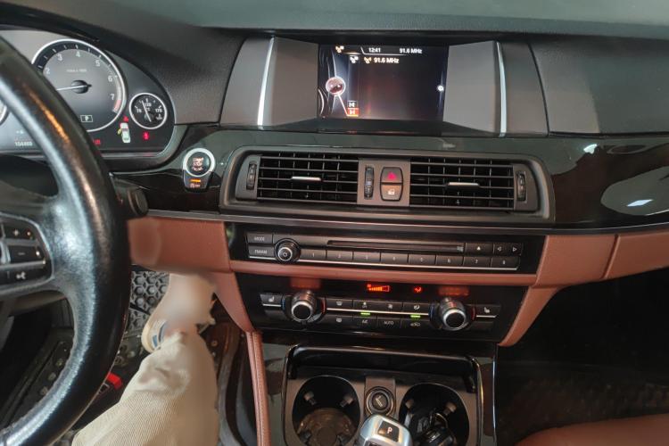 宝马5系 2014款 525Li 领先型中控内饰16