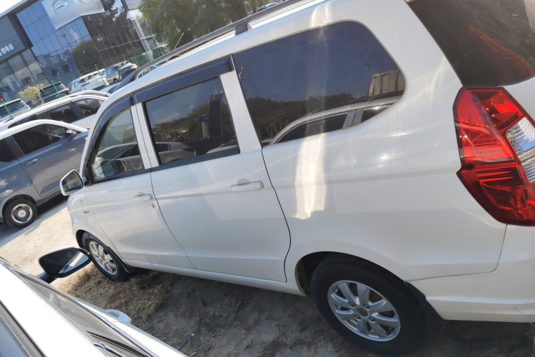 五菱汽车 五菱宏光 2016款 1.5L 改款S舒适型车身外观4