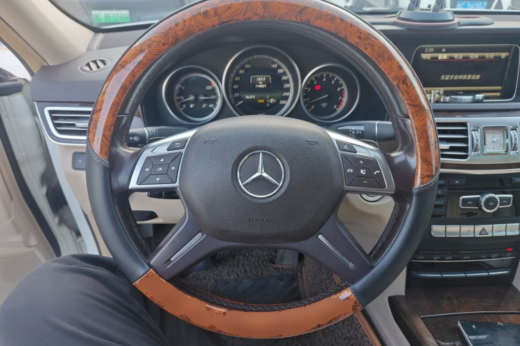 奔驰E级 2015款 E 260 L中控内饰13