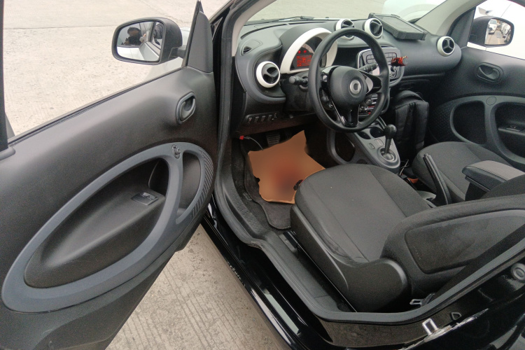 smart fortwo 2018款 1.0L 52千瓦硬顶灵动版 国V中控内饰7003