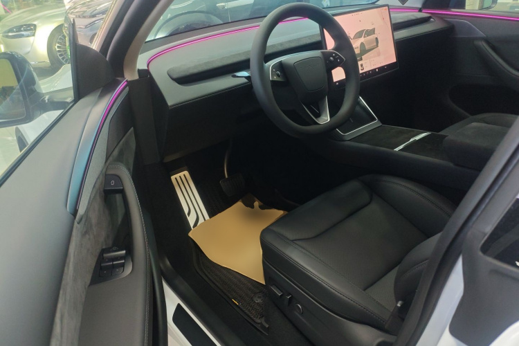 特斯拉 Model Y 2025款 长续航全轮驱动版中控内饰7003