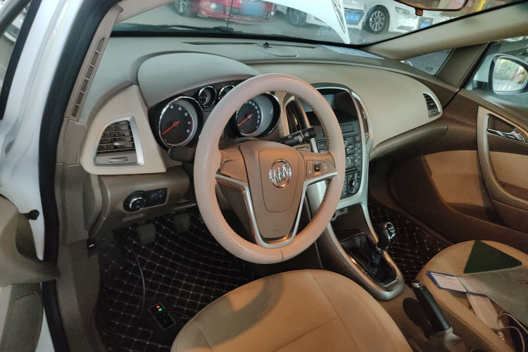 别克 英朗 2013款 GT 1.6L 手动舒适版中控内饰13