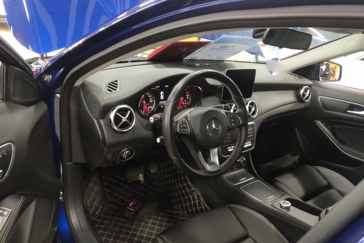 奔驰GLA 2018款 GLA 200 时尚型中控内饰7001