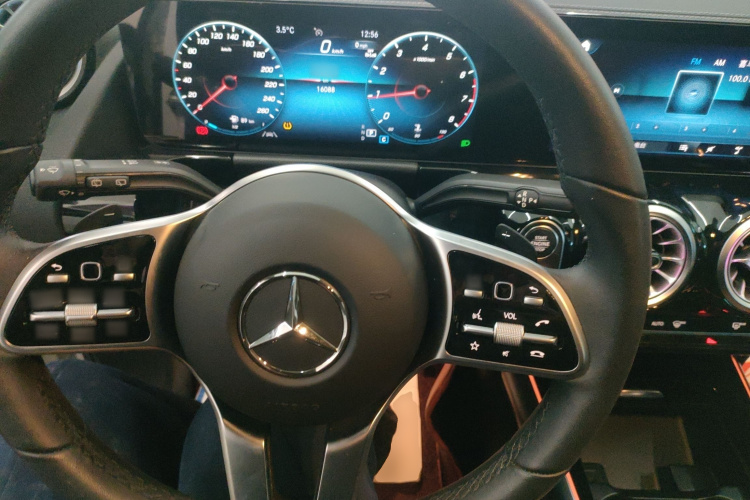 奔驰GLA 2023款 GLA 220中控内饰13