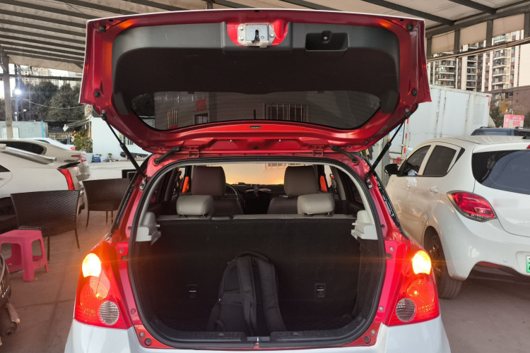 铃木 雨燕 2013款 1.5L 自动标准版机舱底盘23