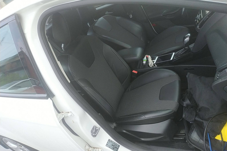 福特 福克斯 2012款 三厢 1.6L 自动风尚型中控内饰41