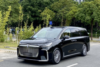 岚图汽车 岚图梦想家 2025款 PHEV 四驱旗舰乾崑版