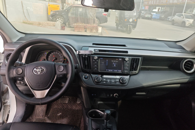 丰田 RAV4荣放 2018款 2.0L CVT两驱风尚X版中控内饰7002