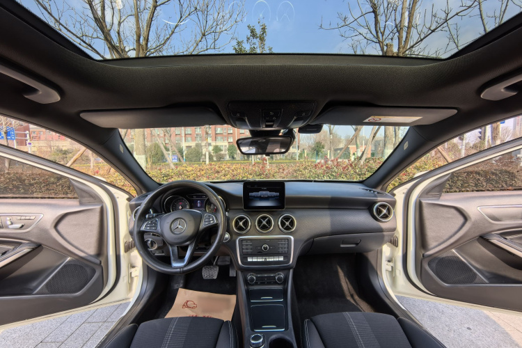 奔驰A级(进口) 2018款 A 200 时尚型中控内饰7006