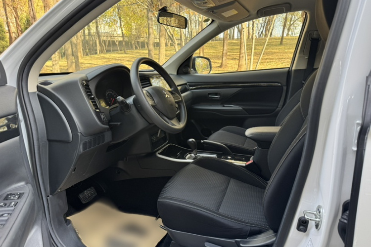 三菱 欧蓝德 2021款 2.0L 两驱畅行版 5座车身外观6006