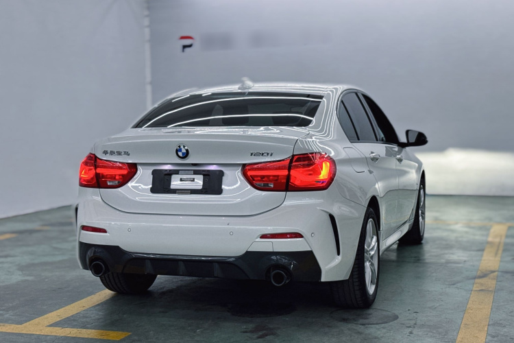 宝马1系 2021款 120i M运动曜夜版车身外观6006