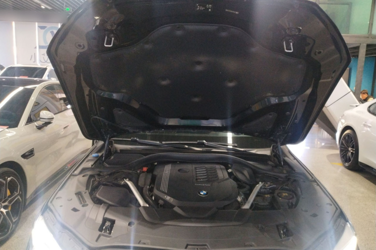 宝马7系 2019款 改款 740Li 领先型 M运动套装机舱底盘24