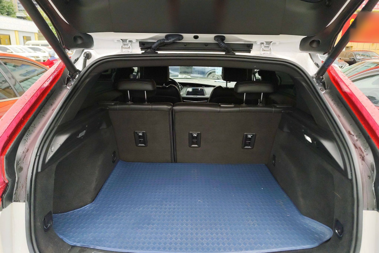 凯迪拉克XT4 2018款 28T 两驱领先型机舱底盘23