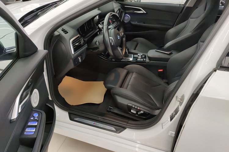 宝马1系 2022款 125i M运动曜夜版中控内饰20