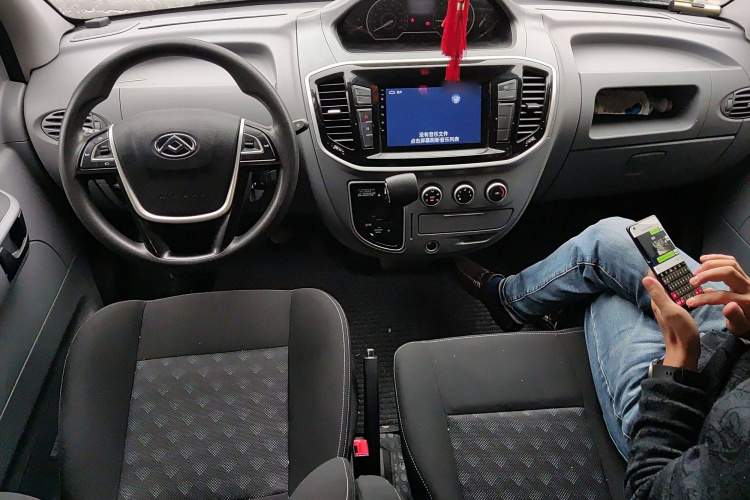 上汽大通MAXUS 新途V80 2023款 2.0T AMT经典傲运通短轴中顶5/6座中控内饰7002