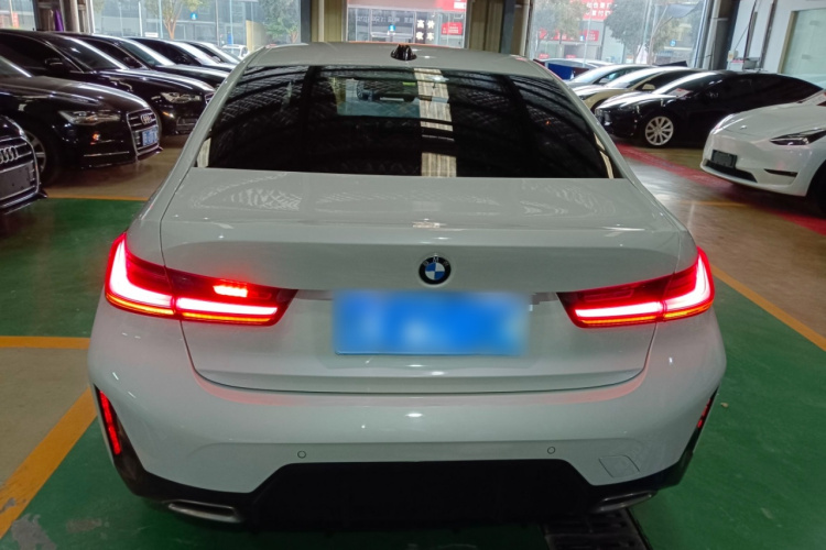 宝马3系 2023款 325i M运动套装车身外观6