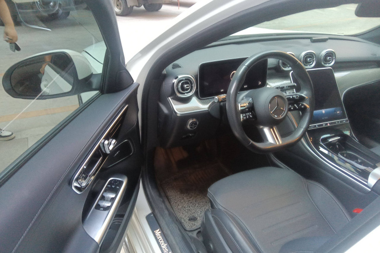 奔驰C级 2023款 C 260 L 运动版中控内饰20