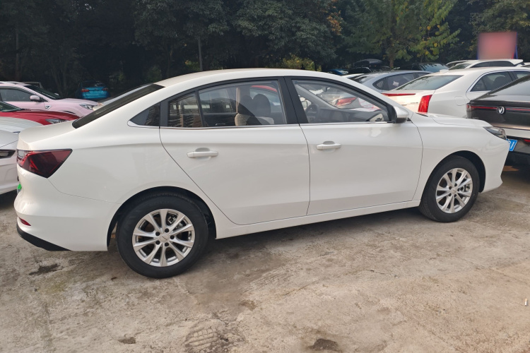 荣威i5 2026款 1.5L CVT豪华版车身外观4