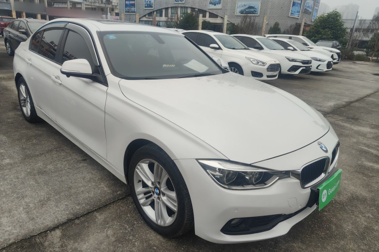 宝马3系 2016款 320i 时尚型车身外观3