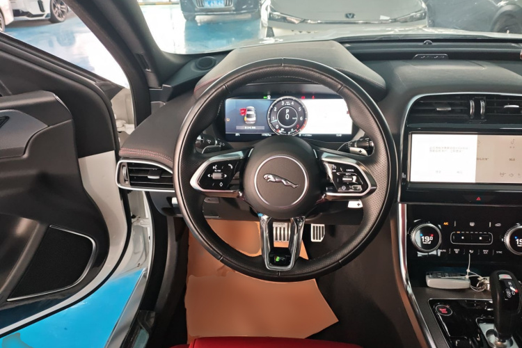 捷豹XEL 2022款 2.0T 250PS R-DYNAMIC S进取运动版中控内饰13