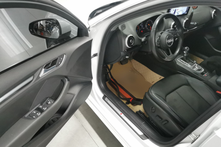 奥迪A3 2018款 30周年年型 Sportback 35 TFSI 时尚型中控内饰20