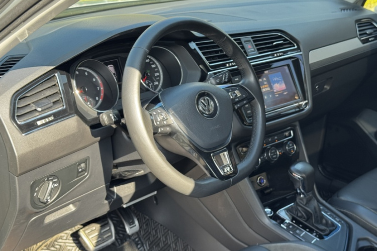 大众 途观L 2019款 330TSI 自动两驱全景舒适版 国VI中控内饰7006