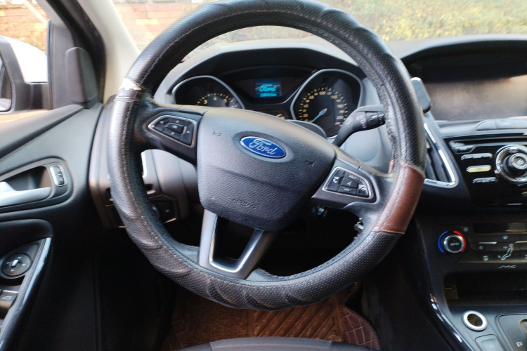 福特 福克斯 2015款 三厢 EcoBoost 125 自动超能风尚型中控内饰13