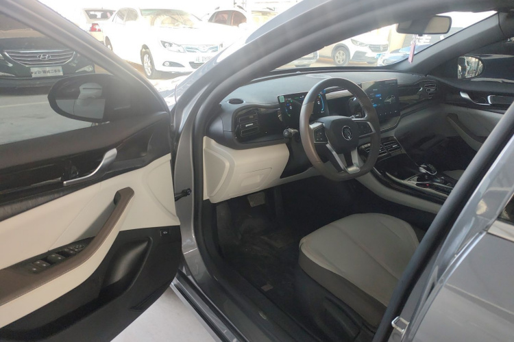 比亚迪 秦PLUS 2024款 荣耀版 DM-i 55KM领先型中控内饰7003