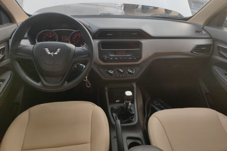 五菱汽车 五菱宏光 2019款 1.5L S标准型国VI LAR中控内饰12