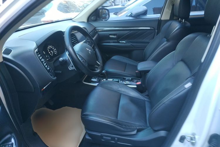 三菱 欧蓝德 2019款 2.4L 四驱致享版 7座 国V中控内饰19