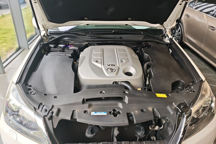 丰田 皇冠 2012款 2.5L Royal 导航版机舱底盘24
