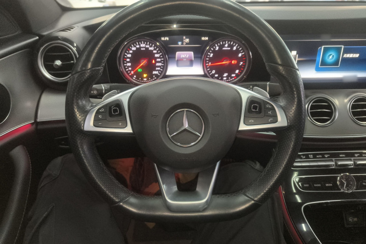 奔驰E级 2017款 改款 E 300 运动型中控内饰13