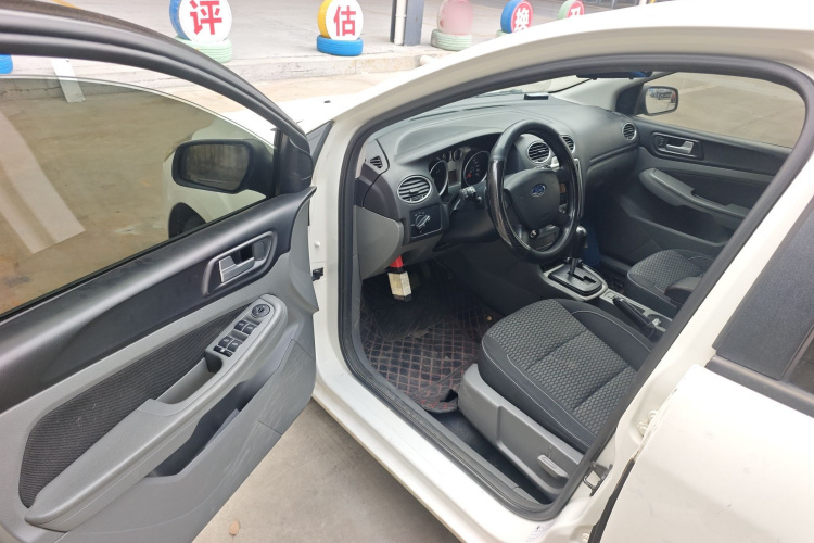 福特 福克斯 2013款 两厢经典 1.8L 自动基本型中控内饰7003